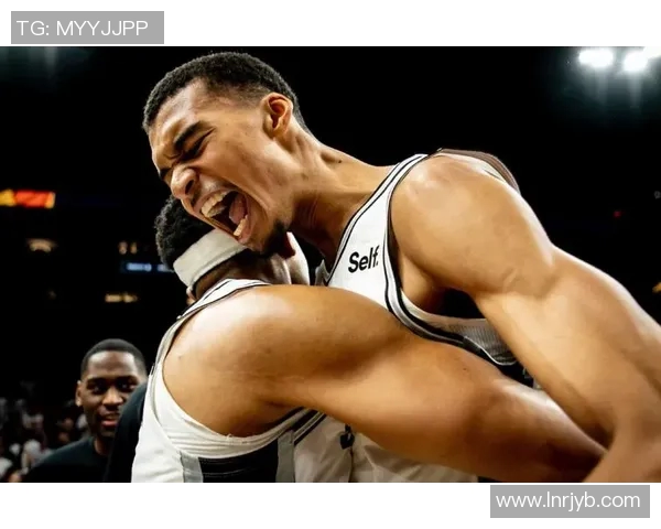 马刺与太阳精彩对决回顾10月4日比赛录像全程分析与亮点总结 马刺与太阳精彩对决回顾10月4日比赛录像全程分析与亮点总结